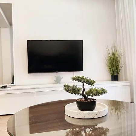 Center With A Modern Breeze 아파트 *