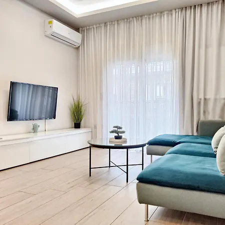 Center With A Modern Breeze Апартаменты *